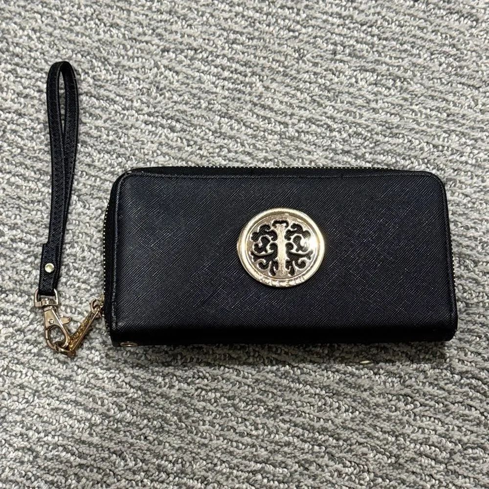 ElegantโBlack WristletโWallet